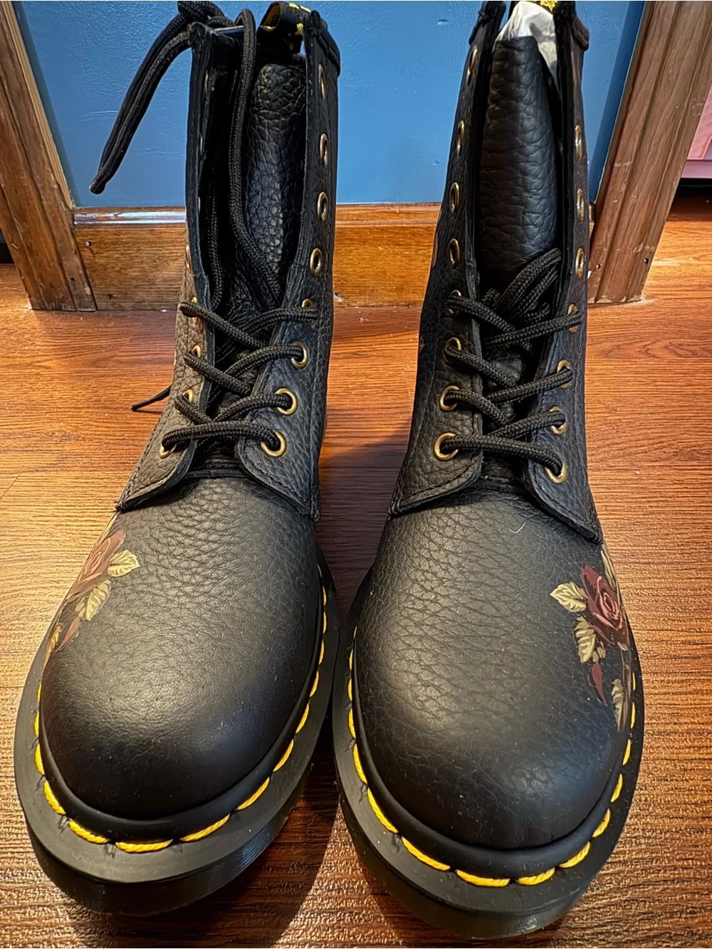 Dr. Martens Black Leather Lace-Up Boots with Rose Print Brand New 7 - Picture 4 of 4